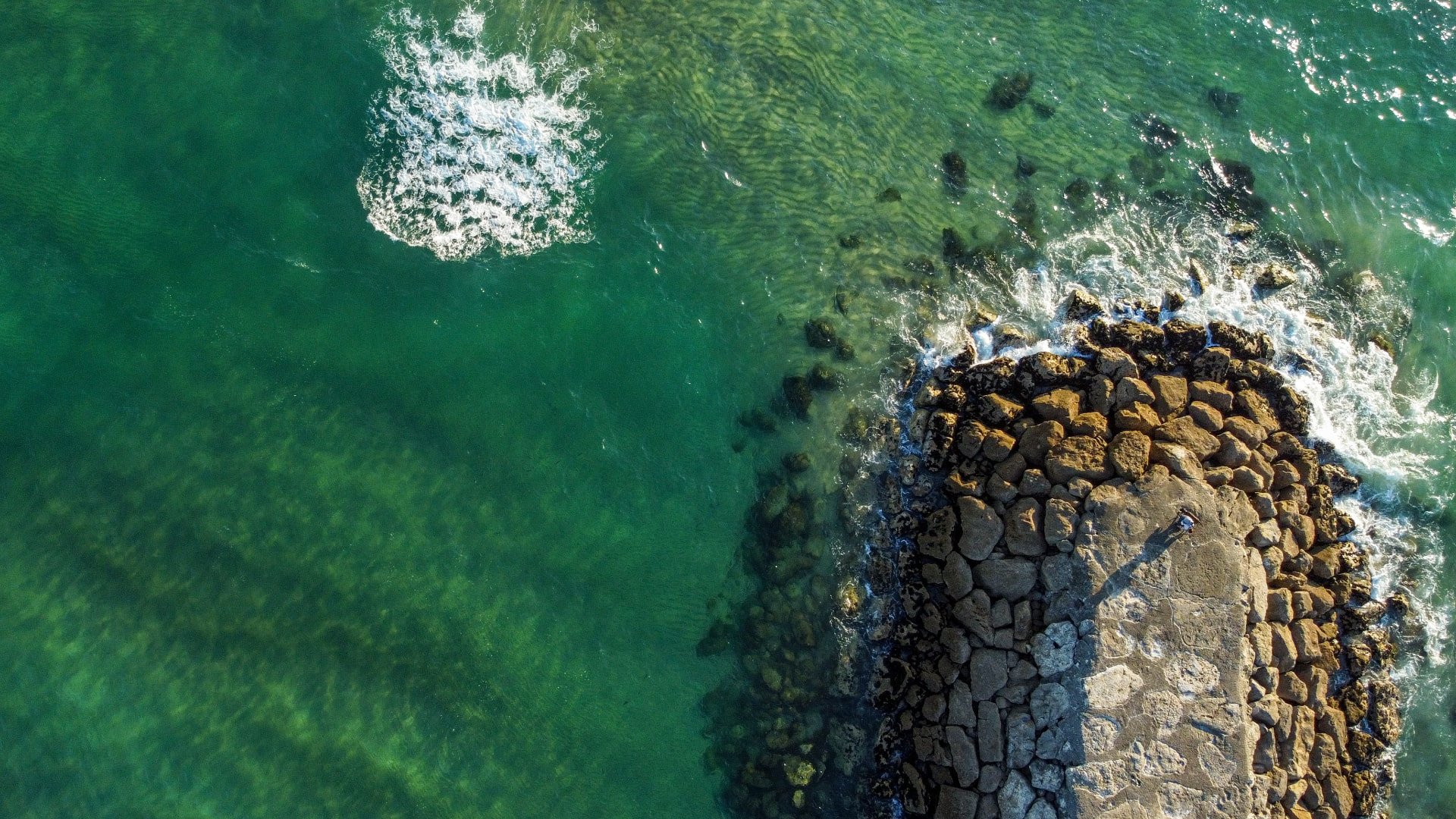 Vista aérea del mar en tonos verde azulado, entorno de navegación de Mareva Yachts